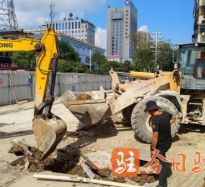 日逼网站入口高温下的坚守｜道路建设者用汗水铺就畅通路